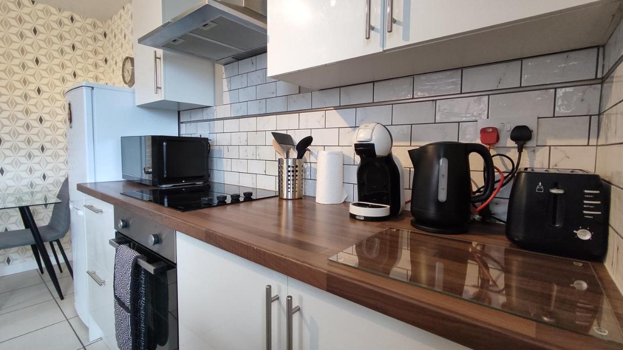 Апартаменты Modern 1-Bed Flat In Уиган Экстерьер фото