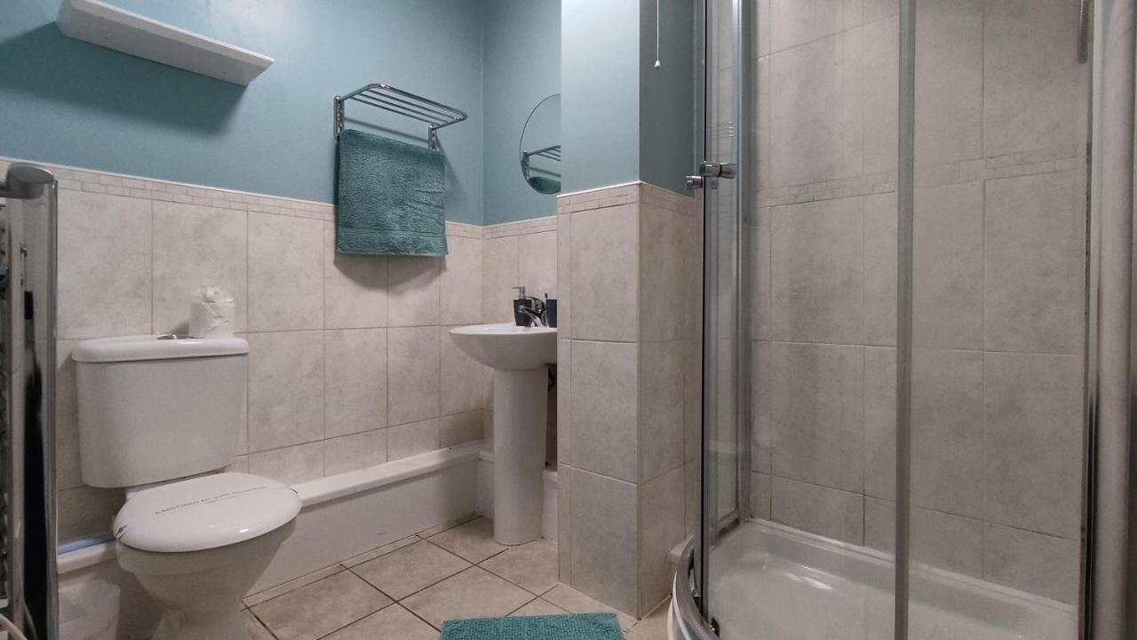 Апартаменты Modern 1-Bed Flat In Уиган Экстерьер фото