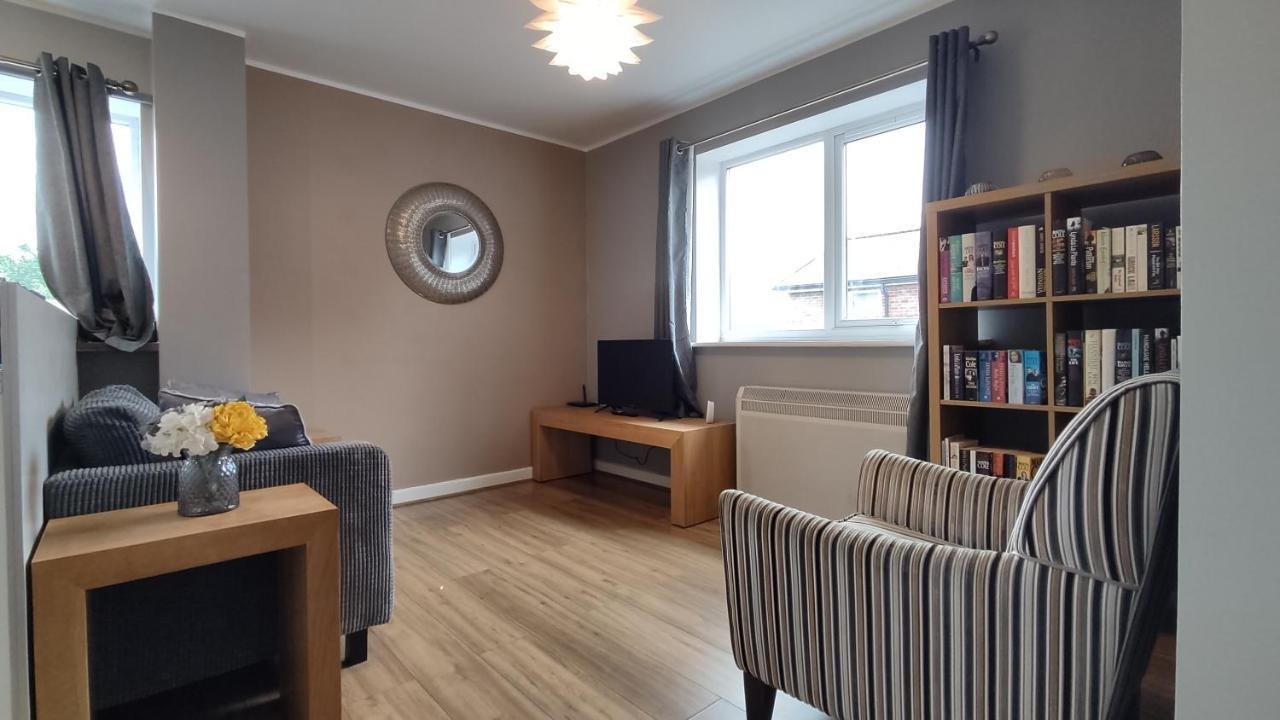 Апартаменты Modern 1-Bed Flat In Уиган Экстерьер фото