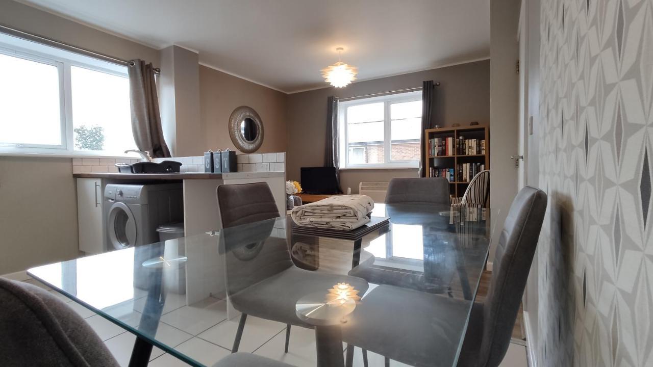 Апартаменты Modern 1-Bed Flat In Уиган Экстерьер фото