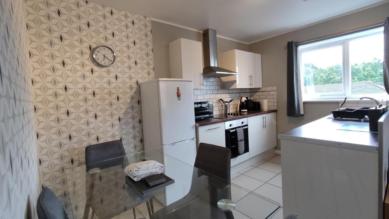 Апартаменты Modern 1-Bed Flat In Уиган Экстерьер фото